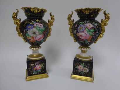 null Paire de vases en porcelaine de Paris à décor floral polychrome et or sur fond...