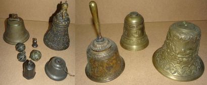 null Lot de petites cloches et grelots en divers métaux (laiton, bronze, étain...).

XIXème-XXème...