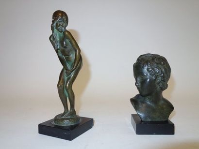 null Deux sujets en bronze :

- Jeune fille, à double patine brune et verte. 

Socle...