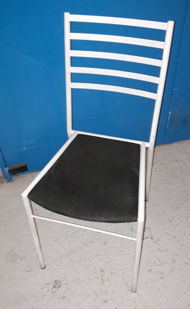 null Ensemble de 8 chaises à structure tubulaire en acier laqué gris.

Dossier à...