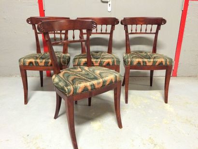 null Suite de quatre chaises en bois teinté à dossier bandeau ajouré à motifs de...