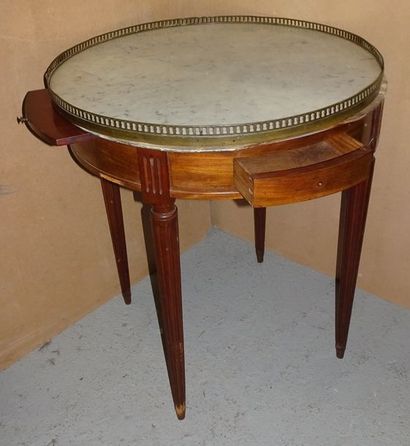 null Table bouillotte circulaire en en placage d'acajou et en bois teinté reposant...
