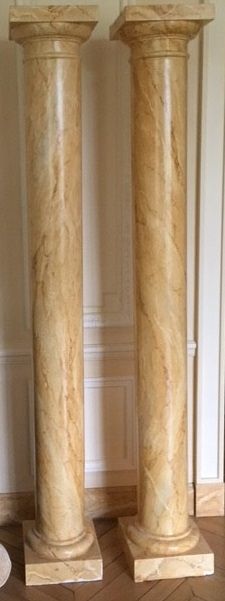 Jacky FORRE 

Paire de colonnes doriques en staff peint à l'imitation du marbre veiné...