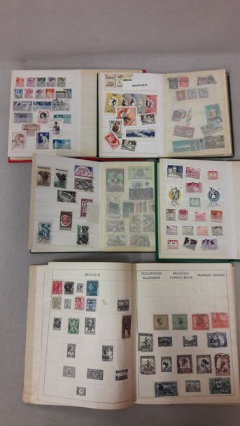 TOUS PAYS 

Emissions du XXème siècle : lot de timbres oblitérés dans 5 albums.
...