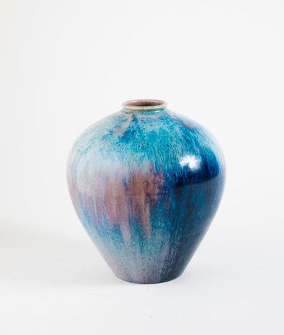 Joseph & Pierre MOUGIN (XIXème-XXème) 

Vase en grès de forme ovoïde à petit col...