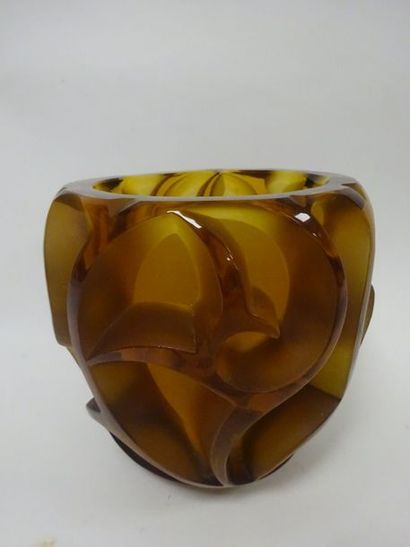 René LALIQUE France 

Vase 'Tourbillons'.

Epreuve en verre orange moulé-pressé....