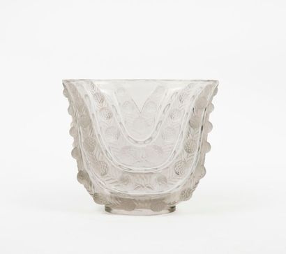 LALIQUE FRANCE 

Vase "Vichy". 

Epreuve en verre blanc moulé-préssé patiné et opalescent.

Signé.

Modèle...