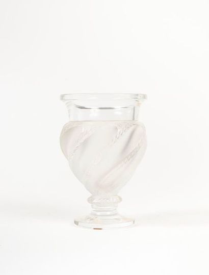 LALIQUE FRANCE 

Vase "Ermenonville".

Epreuve en cristal moulé pressé à côtes torses...
