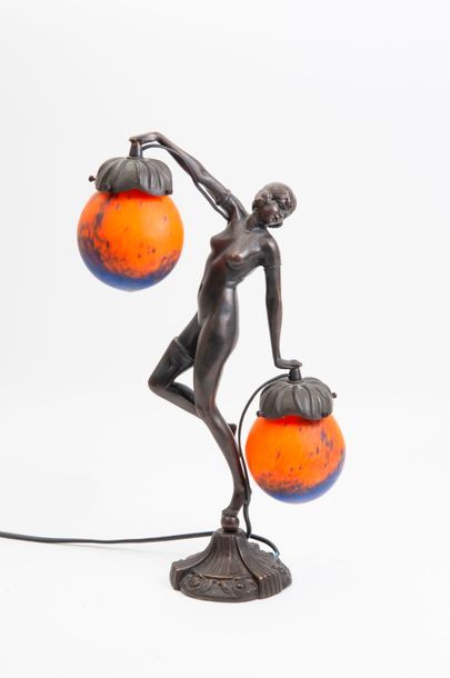 LE VERRE FRANÇAIS 

Danseuse.

Lampe-sculpture en bronze à patine brune figurant...