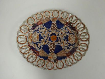 JAPON, fin XIXème-début du XXème siècle 

Plat ovale polychrome, l'aile ajourée à...