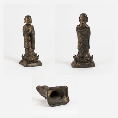CHINE - Epoque MING (1368 - 1644) 

Statuette de Luohan en bronze laqué or.

H. :...