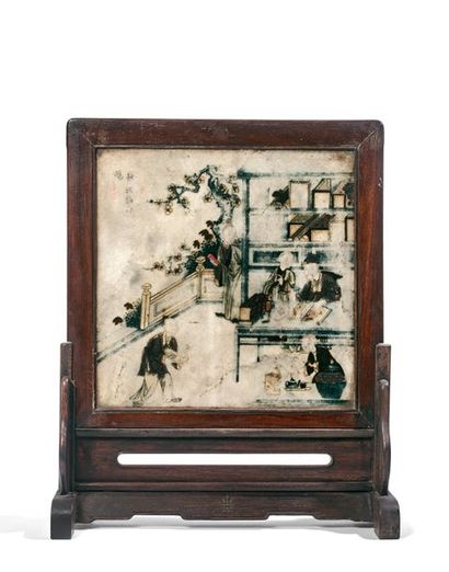 CHINE - XIXème siècle 

Ecran en albâtre peint à décor d’un lettré assis à une table...