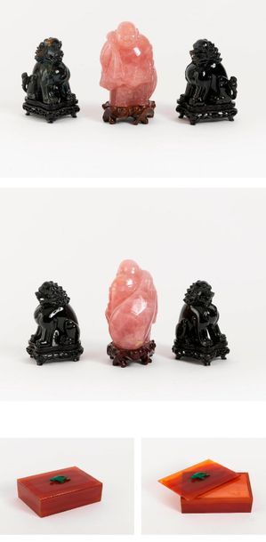 CHINE, XXème siècle Bouddha en quartz rose. Socle en bois.

H. : 16 cm. Quelques...