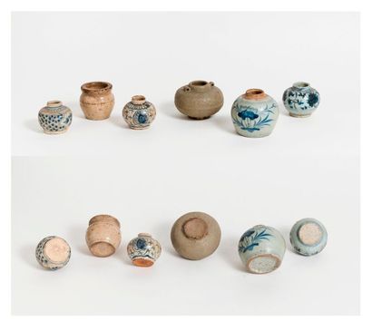CHINE - Epoque MING (1368 - 1644) 

Ensemble de six petites jarres en grès :

- une...