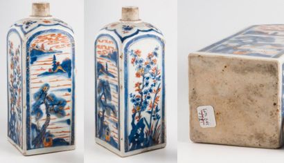 CHINE - Époque KANGXI (1662-1722) 

Bouteille en porcelaine émaillée en bleu sous...