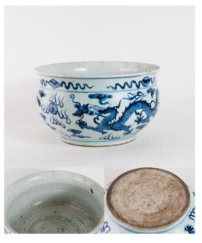 CHINE - XIXe siècle 

Vasque circulaire en porcelaine à décor en bleu sur fond blanc...