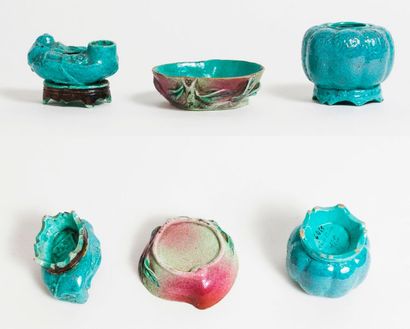 CHINE - XIXème siècle 

Trois petits lave-pinceaux en porcelaine :

- deux couleur...