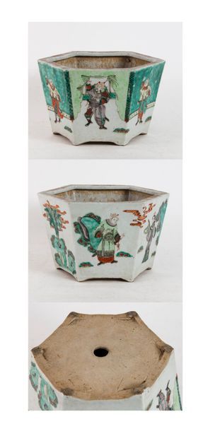 CHINE - Vers 1900 

Jardinière hexagonale en porcelaine à décor de personnages devant...