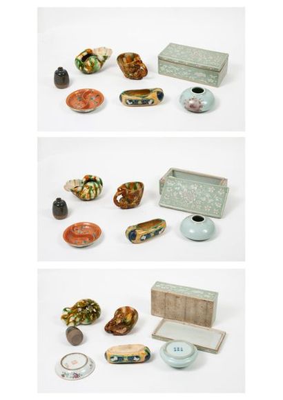 CHINE, XXème siècle 

Six objets de lettré en céramique :

- Boîte de courrier rectangulaire...