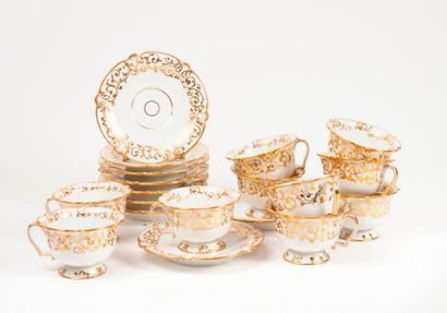 PARIS 

Ensemble comprenant 10 tasses à thé et 9 soucoupes en porcelaine blanche...