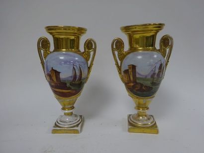 null Paire de vases fuselés sur piédouches en porcelaine à décor polychrome de scènes...