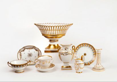 PARIS 

Ensemble de pièces en porcelaine blanche et or, du XIXème siècle ou début...