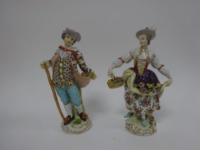 SAXE, début du XXème siècle 
Marchand et marchande de fleurs.
Deux sujets en porcelaine...