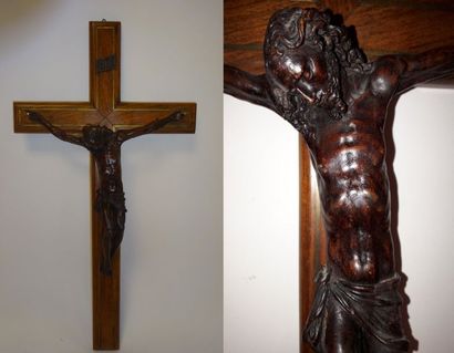 null Christ en croix en bois sculpté et patiné.

XVIIIème-XIXème siècle. 

H. : 50...