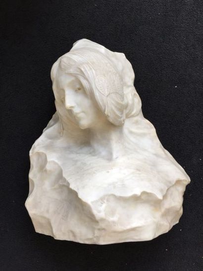 Ecole de la seconde moitié du XIXème siècle 
Buste de jeune femme.
Sculpture en marbre...