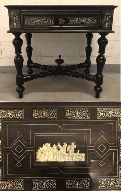 ITALIE 

Table rectangulaire de salon en placage d'ébène et de bois noirci, à décor...