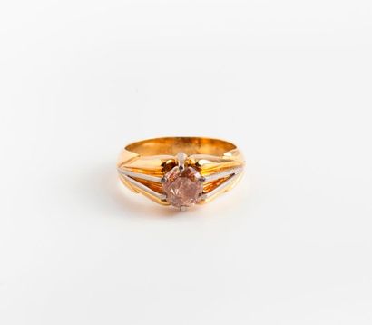 null Bague en ors jaune et gris (750) centrée d'un diamant brun-rosé (peut-être traité)...