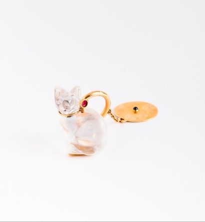  Porte-clé formé d'un anneau en or jaune ouvrant, retenant un chat en cristal de...
