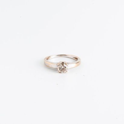  Bague solitaire en or gris (750) centrée d'un petit diamant taille brillant en serti...