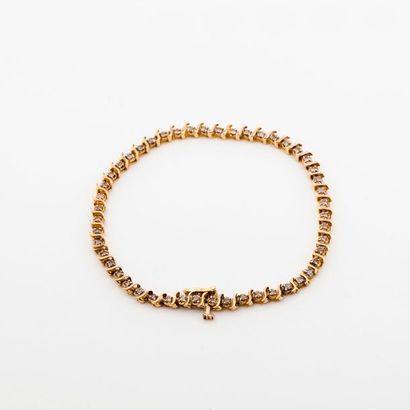 Bracelet en or jaune (585) orné de petits...
