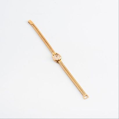 JAEGER LECOULTRE 

Montre bracelet de dame en or jaune (750).

Boîtier rond. 

Cadran...