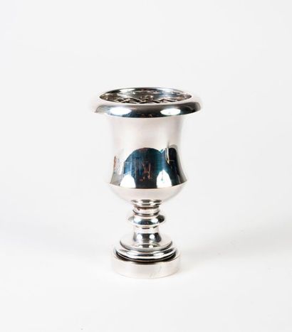 CHRISTIAN DIOR 
Petit vase sur piédouche en métal argenté avec grille formant pique-fleur.
Signature.
H....