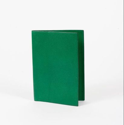 HERMES Paris 
Carnet de notes en cuir grainé vert.
Dim. :19 x 13 cm.
Usures.
