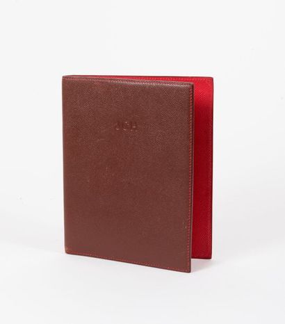 HERMES Paris 
Carnet de notes en cuir grainé marron.
Intérieur rouge.
Monogrammé...