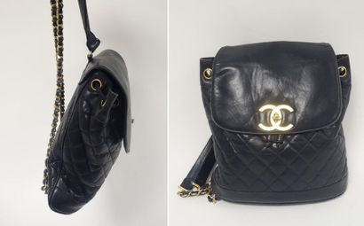 CHANEL 

Sac à dos en cuir d'agneau matelassé noir, fermeture par lien coulissant...