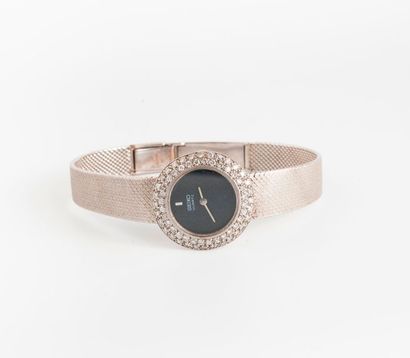 SEIKO 

Montre bracelet de dame en or gris (750).

Boîtier rond, lunette pavée de...