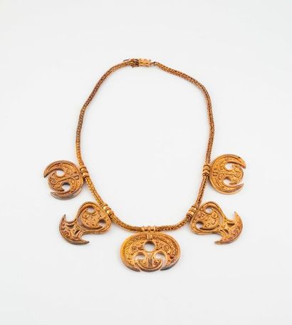 null Collier en or jaune (750) composé d'une chaîne en maille palmier retenant cinq...