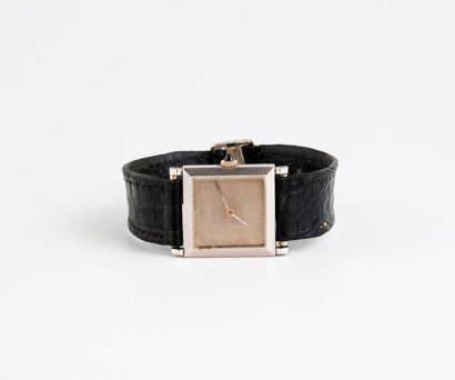BOUCHERON Paris & OMEGA 
Montre bracelet de dame. 
Boîtier carré en or gris (750)....