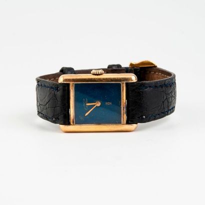 CARTIER, MUST 

Montre bracelet de dame. 

Boîtier rectangulaire en vermeil (925)....