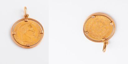 null Pendentif en or jaune (750) retenant entre quatre griffes une pièce de 10 Francs...