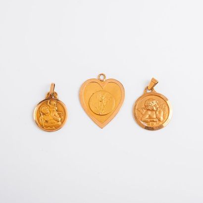 null Lot de trois médailles pendentifs religieux en or jaune (750) 

Poids total...
