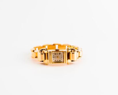 DAVIS 
Montre bracelet de dame en or jaune (750). 
Boîtier rectangulaire de forme...