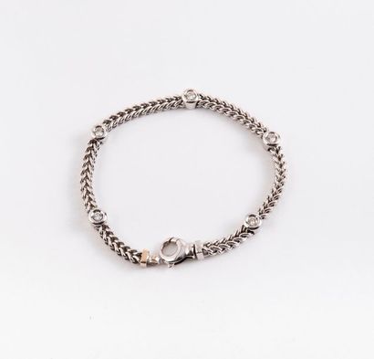 null Bracelet ligne en or gris (750) à maille tressée ponctué de cinq diamants de...