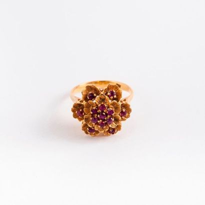 null Bague fleur en or jaune (750) ornée de pierres roses rondes facettées en serti...