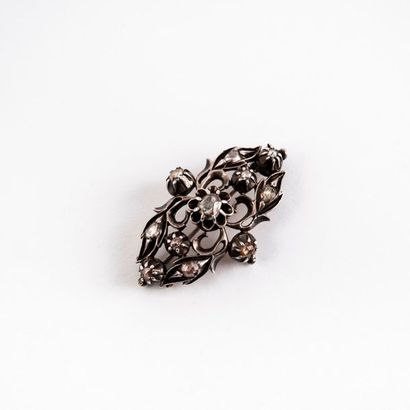 null Broche en argent (min. 800) ajouré à décor de feuilles ornées de diamants taillés...