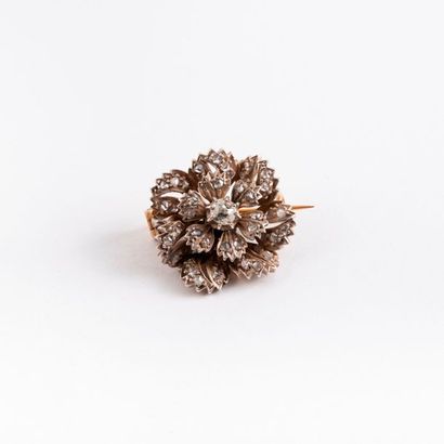null Broche fleur en argent (min. 800) centrée d'un diamant de taille ancienne en...